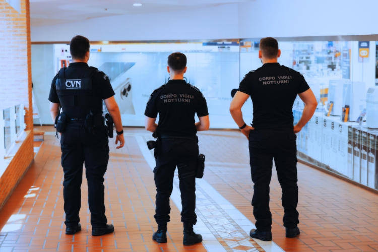 11 - Corpo Vigili Notturni servizio di antitaccheggio per centri commerciali