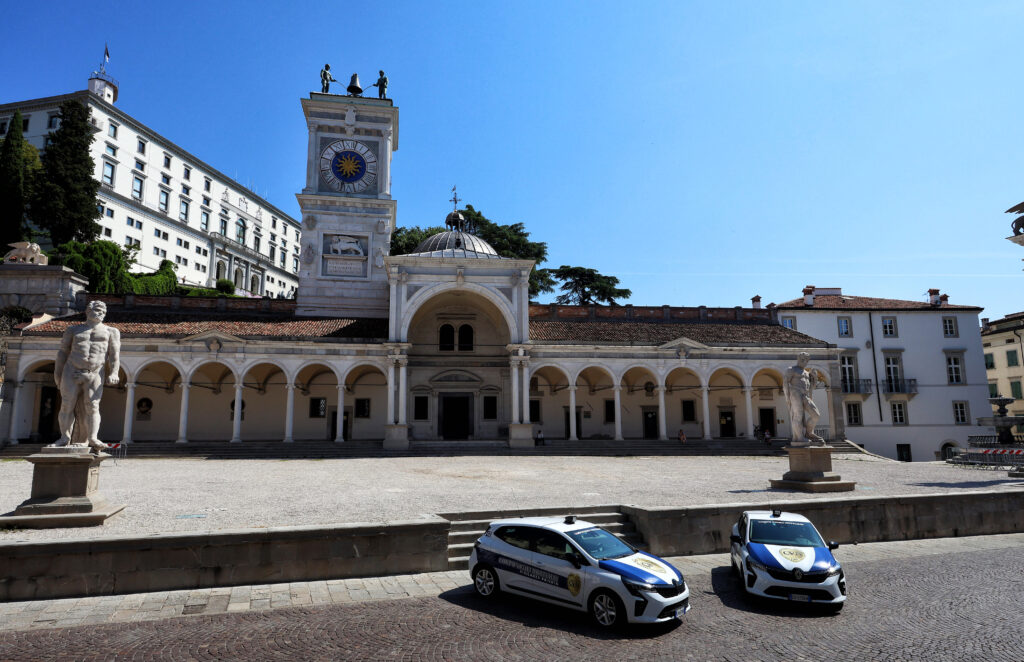 veduta di p.zza Libertà a Udine con auto CVN