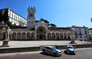 FR4A7936 - Corpo Vigili Notturni veduta di p.zza Libertà a Udine con auto CVN